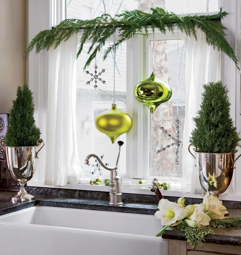 12 Holiday Window Decorating Ideas